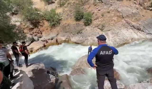 Balık tutarken Habur Çayı'na düşen kişiyi arama çalışmaları sürüyor