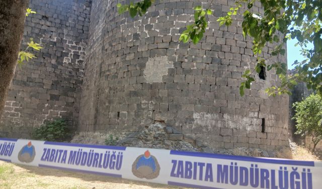 Sur Dipleri Kapatıldı Vatandaşlar Ağaç Gölgesine Kaçtı