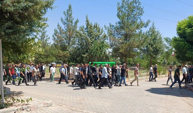 Mezarlıkta öldürülen 3 kişinin cenazeleri toprağa verildi
