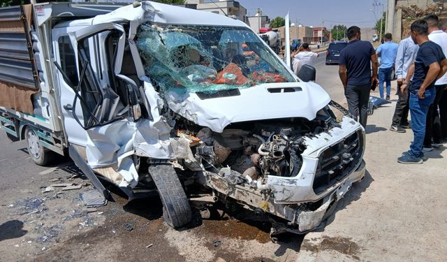 Minibüs ile kamyonetin çarpıştığı kazada 4 kişi yaralandı