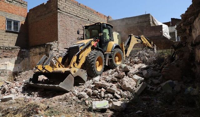 Diyarbakır’da metruk yapılar kontrollü şekilde yıkılıyor