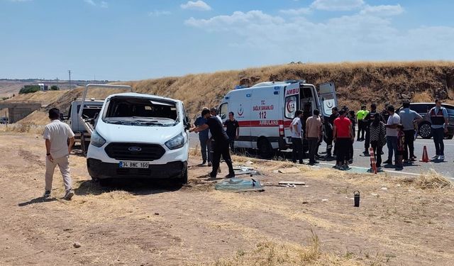 Öğrenci servisi ile otomobil çarpıştı: 17'si öğrenci 19 yaralı