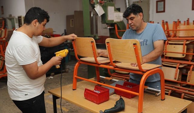Meslek Lisesi Öğrencileri 4 İldeki Okullar İçin Mobilya Üretiyor