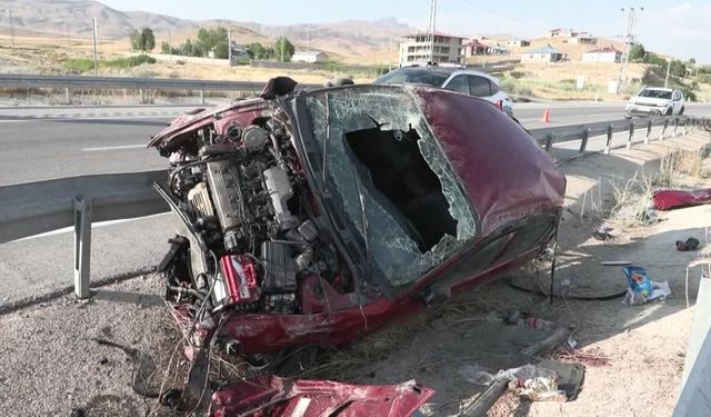 Refüjdeki bariyere çarpan otomobilde 4 kişi yaralandı