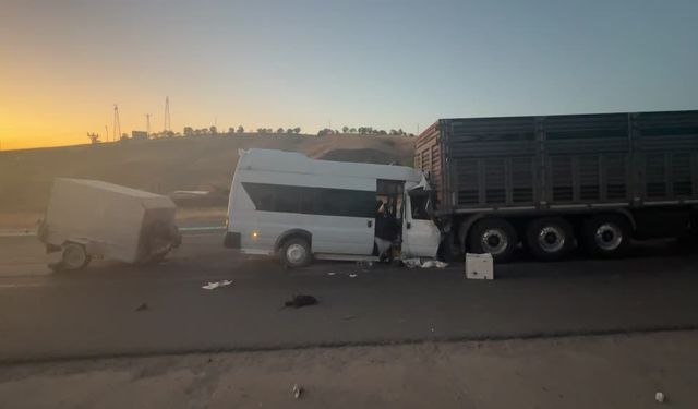 Tarım işçilerini taşıyan minibüs tıra çarptı  11 kişi yaralandı