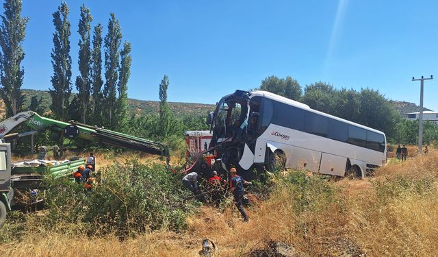 Diyarbakır’da Otobüs Ağaca Çarptı: 2 Kişi Yaralandı
