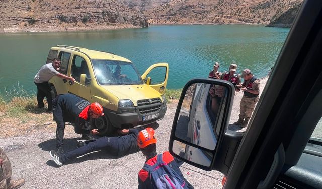Askıda kalan ve Botan Çayı'na düşme riski bulunan hafif ticari araç kurtarıldı