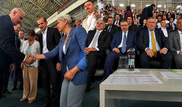 Bakanlar Mustafa Çiftçi ve Osman Aşkın Bak TarihiAmedspor Maçı Öncesi Protokolde yerini aldı