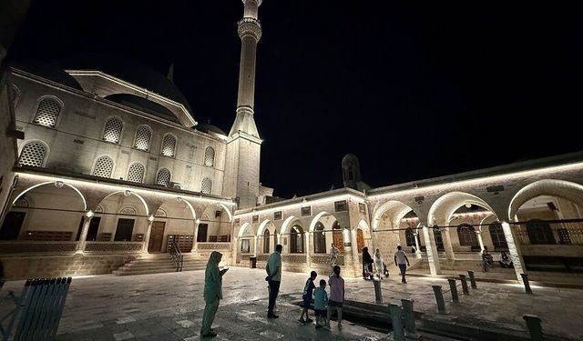 Kavurucu sıcaklar Balıklıgöl'e gece ziyaretlerini artırdı
