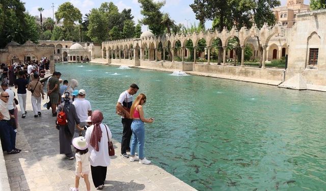 Şanlıurfa’da Balıklıgöl Hareketliliği: Ziyaretçiler Tarihi Alana Akın Etti