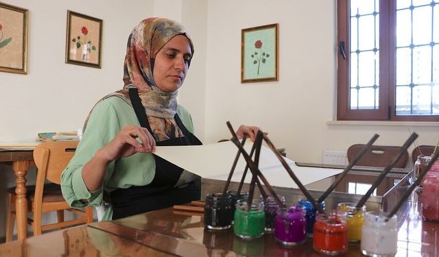 Ebru sanatıyla önce ruhunu dinlendirdi, şimdi usta öğreticiliğe hazırlanıyor
