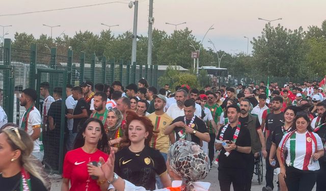 Taraftarlar Stadyuma Akın Akın geliyor