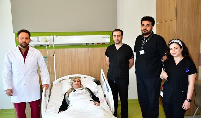 Karnından yaklaşık 20 kilogramlık tümör çıkarıldı