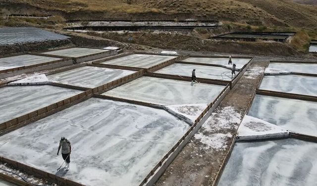 Kemah’ın Geleneksel Tuzu Yüzyıllardır Aynı Yöntemle Üretiliyor