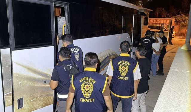 Suç örgütüne yönelik operasyonda yakalanan 5 zanlı tutuklandı