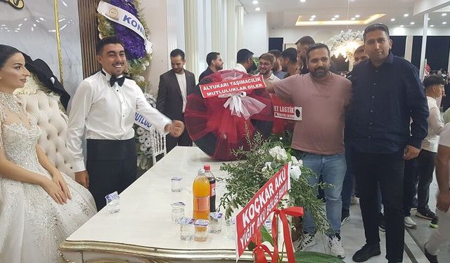 Düğünde gelin ve damada otomobil lastiği hediyesi