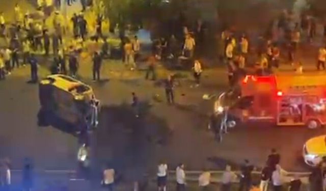Bağlar’da iki araç çarpıştı: Bir araç yan yattı, yaralılar var