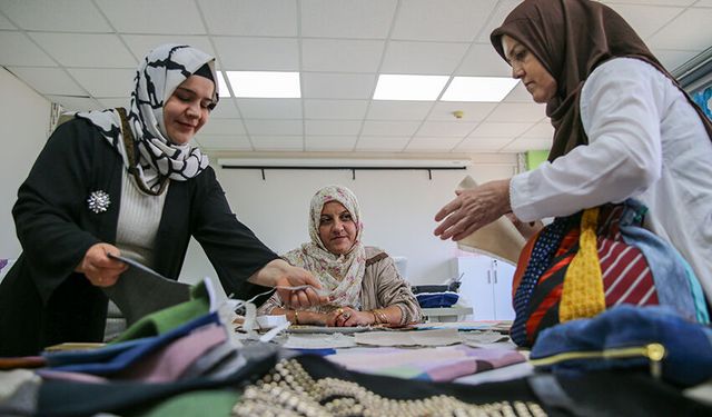 Atık perde kumaşları yapay zeka destekli tasarımlarla çeşitli ürünlere dönüştürülüyor