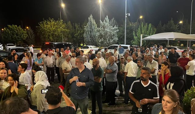 Mızraklı için havalimanında bekleyiş: Kalabalık giderek artıyor