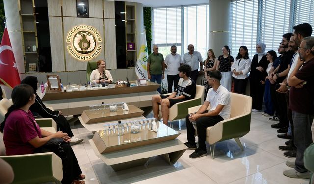 Bağlar Belediyesi Eşbaşkanı Leyla Ayaz, Üniversiteyi Kazanan Gençleri Ağırladı