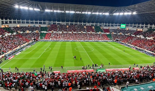Diyarbakır’da Amedspor-Beşiktaş Maçı Öncesi Tribünler Doldu