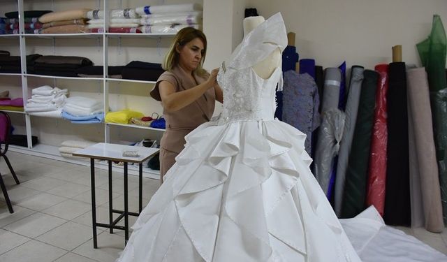 Atık Kumaşlar Gelinliğe Dönüşüyor: 15 Kişiye İstihdam Sağlıyor
