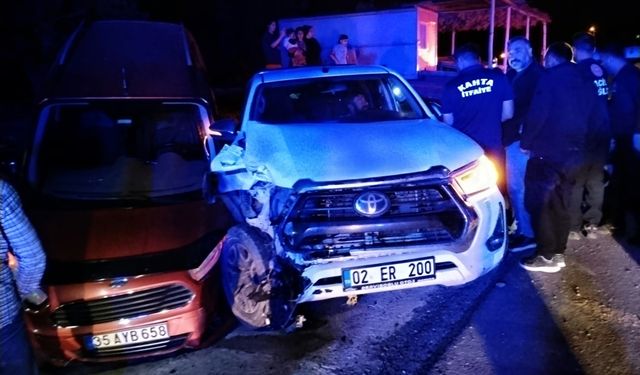 Otomobil ile pikap çarpıştı: 8 Yaralı