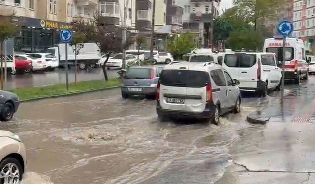 Diyarbakır’da Şiddetli Yağış: Yollar Sular Altında Kaldı, Araçlar Mahsur Kaldı