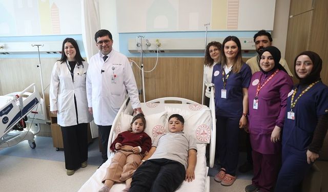 İki Kardeşin Kalbindeki Delik Aynı Gün Kapatıldı