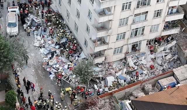 Maltepe’de 7 katlı binanın 3 katı çöktü: 10 kişi kurtarıldı, 1 kişi hayatını kaybetti