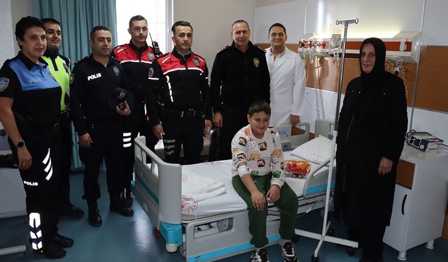 Hastanede tedavi gören çocuklara moral ziyareti