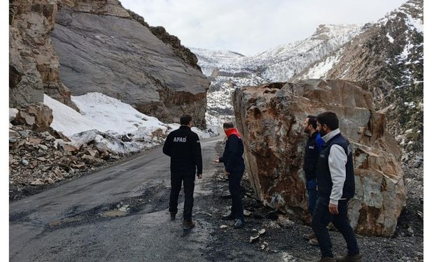 Kaya Düşmesi Riskine Karşı Önlem: Tehlikeli Kayalar Temizleniyor