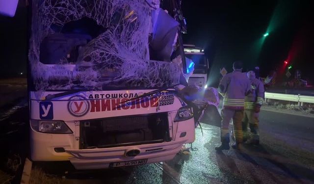 Edirne'de Tur Otobüsü ile Tır Çarpıştı: 10 Yaralı