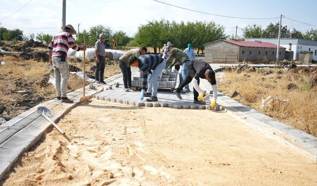 Kayapınar’ın kırsalında kış hazırlığı: Yol ve parke çalışmaları sürüyor