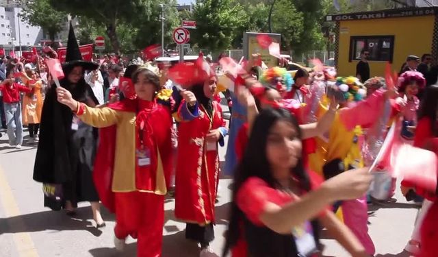 Van'da "22. Akdamar Çocuk ve Gençlik Tiyatroları Şenliği" başladı