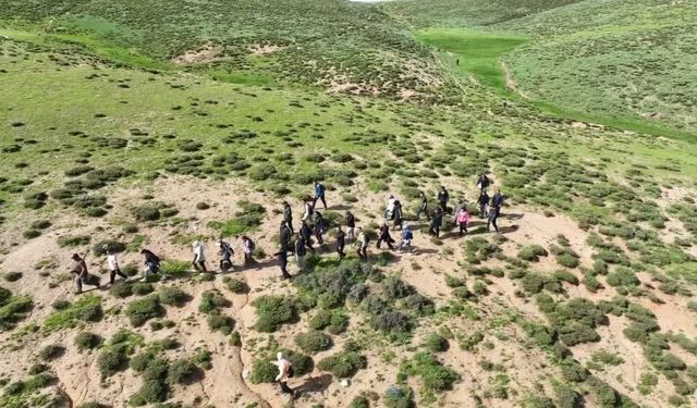 Muş Valisi Çakır ve doğa tutkunları yürüyüşlerle kentin güzelliklerini keşfediyor