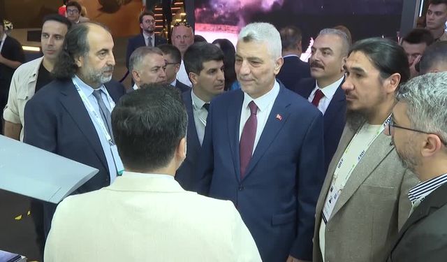 Ticaret Bakanı Ömer Bolat IDEF 2025'i ziyaret etti