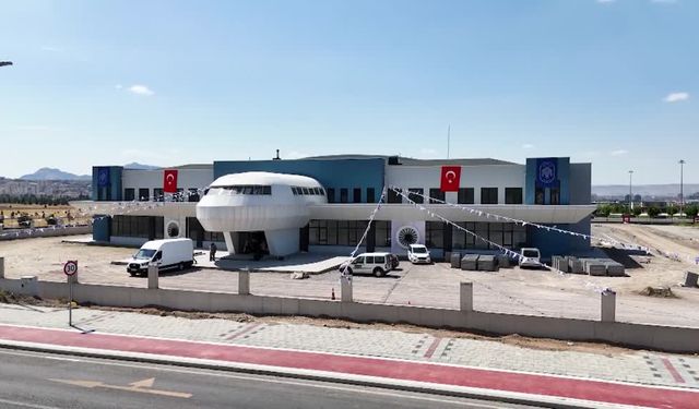 Uçağı andıran mimarisiyle dikkati çeken uzay ve havacılık lisesi tanıtıldı