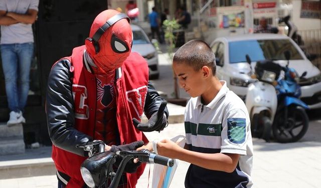 Türkiye'yi gezen "Örümcek Adam" Siirt'te