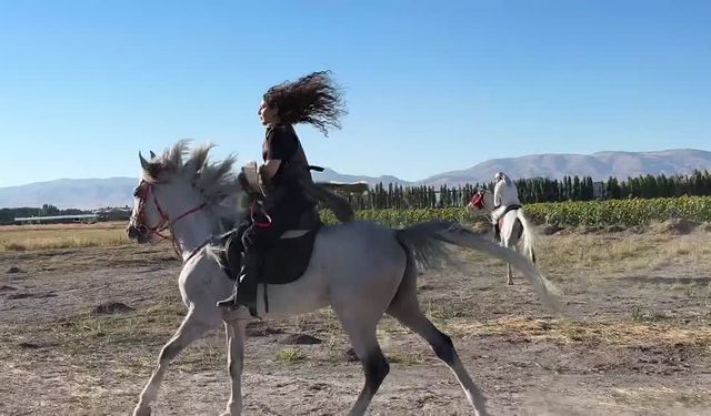 Erzurum'un doğasıyla bütünleşen atlı safari turları nefes aldırıyor