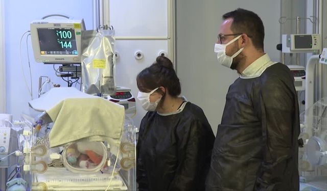 İç organları dışarıda doğan bebek yaşama tutundu