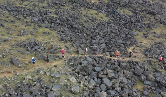 Ultra maraton takımı Ağrı Dağı’nda koşarak zirve yaptı