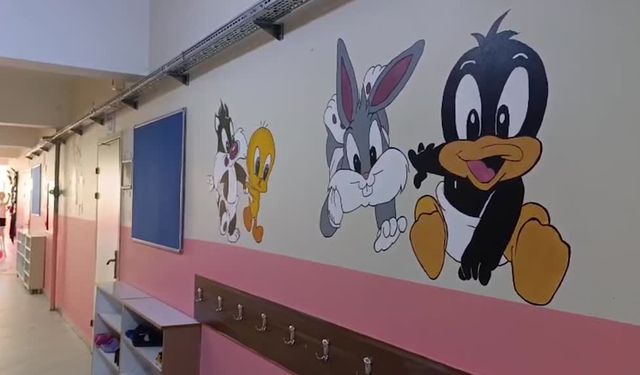 Öğretmen baba ve kızı çalıştıkları ilkokulun duvarlarını renklendirdi