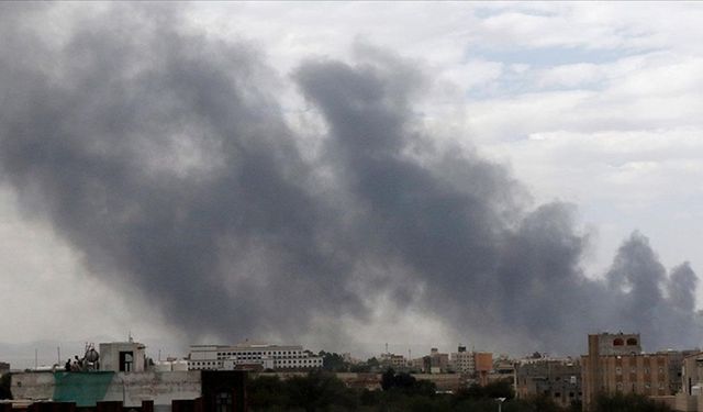 Yemen'in başkenti Sana'da patlamalar duyuldu
