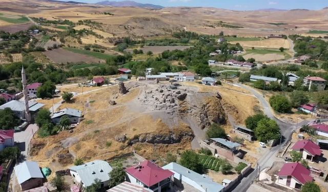 Arkeologlar Elazığ’da boğa başlı 6 bin yıllık sunak keşfetti