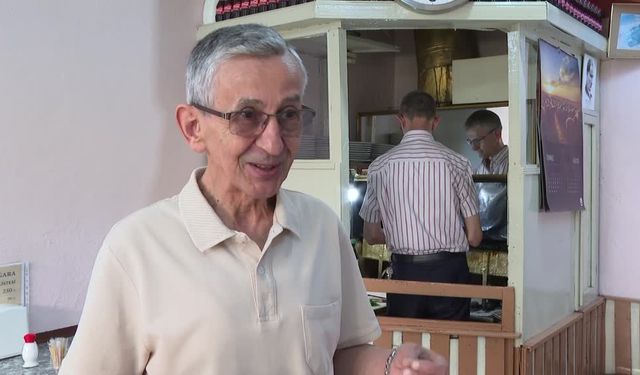 Babalarından kalan 65 yıllık köfte dükkanına ilerleyen yaşlarına rağmen sahip çıkıyorlar