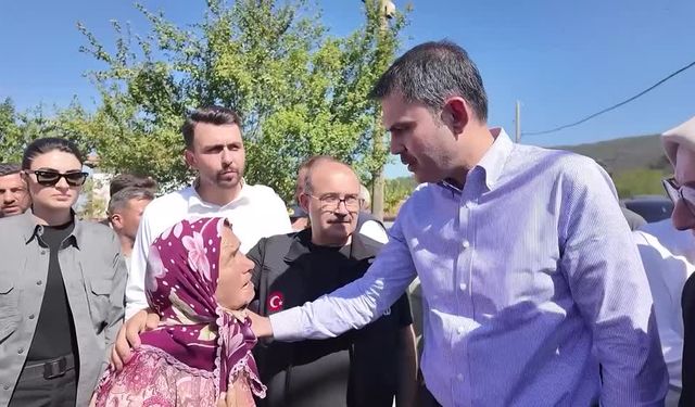 Bakan Kurum, depremde hasar gören Sındırgı'da vatandaşlarla bir araya geldi
