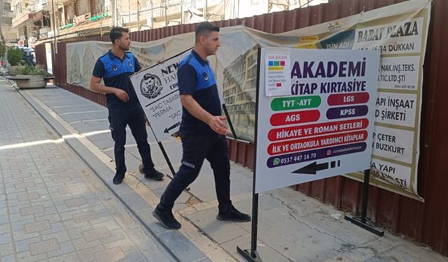 Kaldırımlara izinsiz konulan reklam panoları ve dubalar kaldırıldı