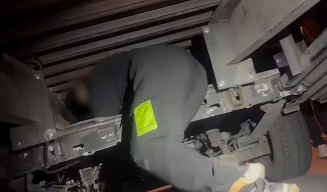 Çekicinin altına yapılan gizli bölmede saklanan 2 düzensiz göçmen yakalandı