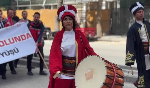 Davul sevgisiyle mehtere katıldı, kadınlara cesaret verdi
